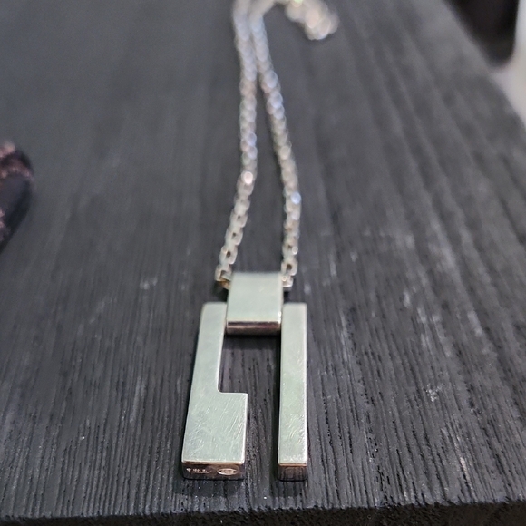 Gucci Silver Geometric Pendant Necklace - Picture 7 of 7